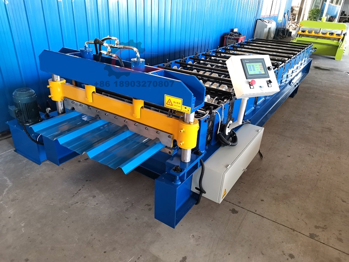 R panel roll former