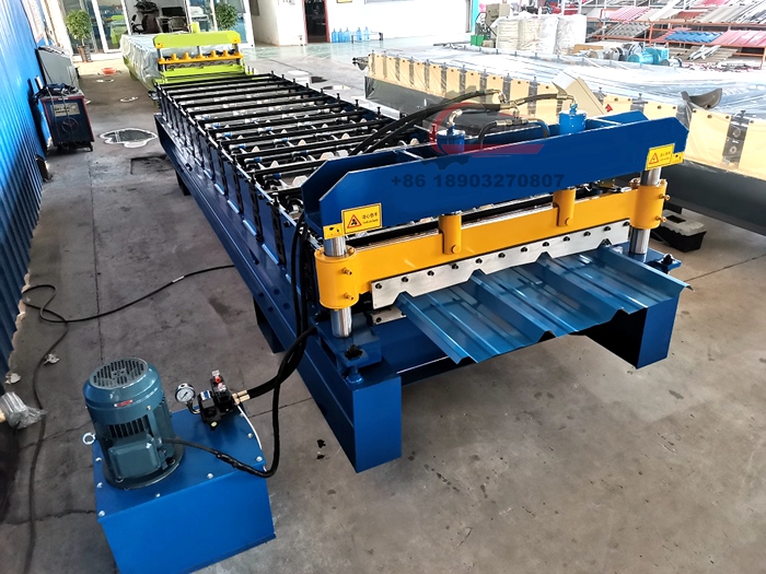 R panel roll former